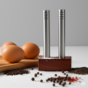 SET SAL Y PIMIENTA DE ACERO TUBO CON BASE DE MADERA