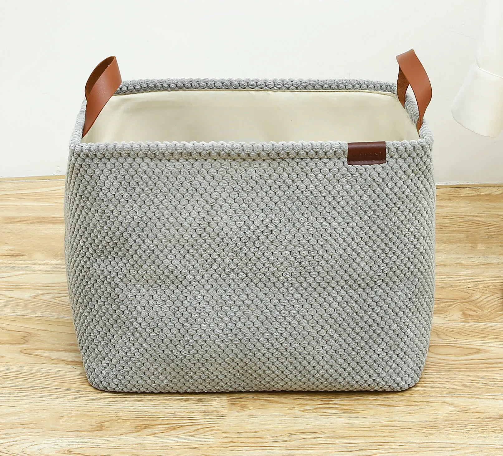 CESTO DE TELA CON MANIJA DE CUERO