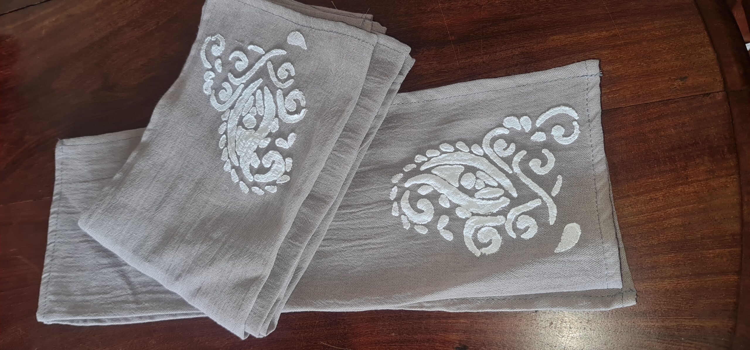 SERVILLETA DE TUSOR CON APLIQUE - Image 2