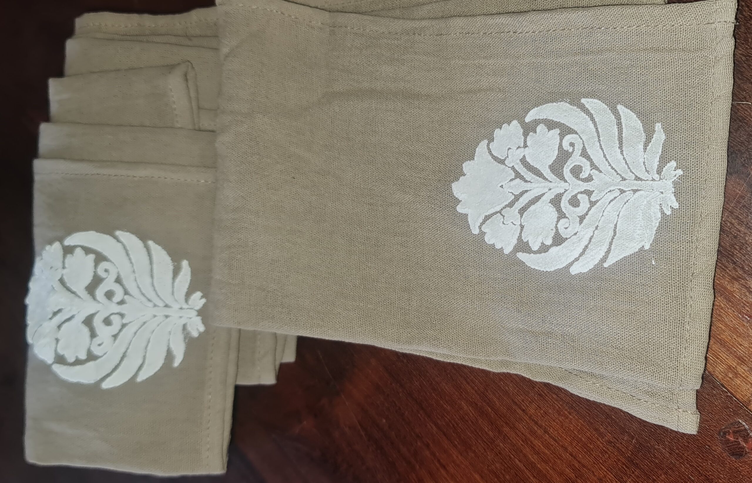 SERVILLETAS DE TUSOR RUSTICO CON APLIQUE - Image 2