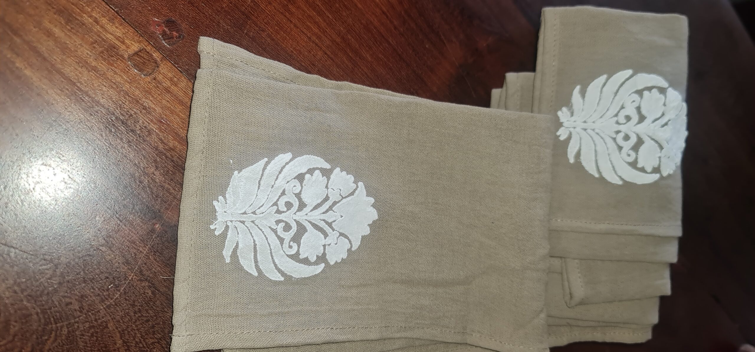 SERVILLETA DE TUSOR CON APLIQUE - Image 2