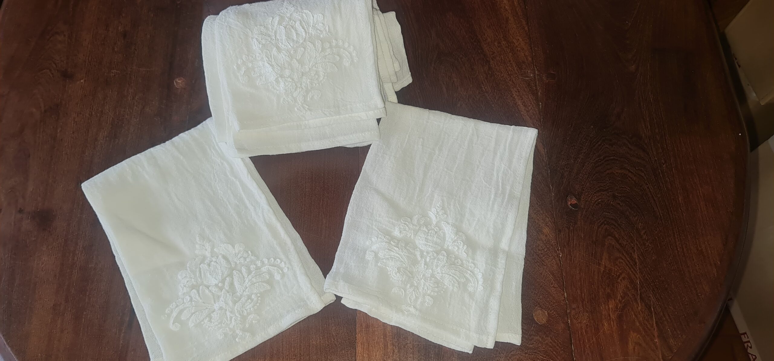 SERVILLETAS DE TUSOR BLANCO CON APLIQUE - Image 2