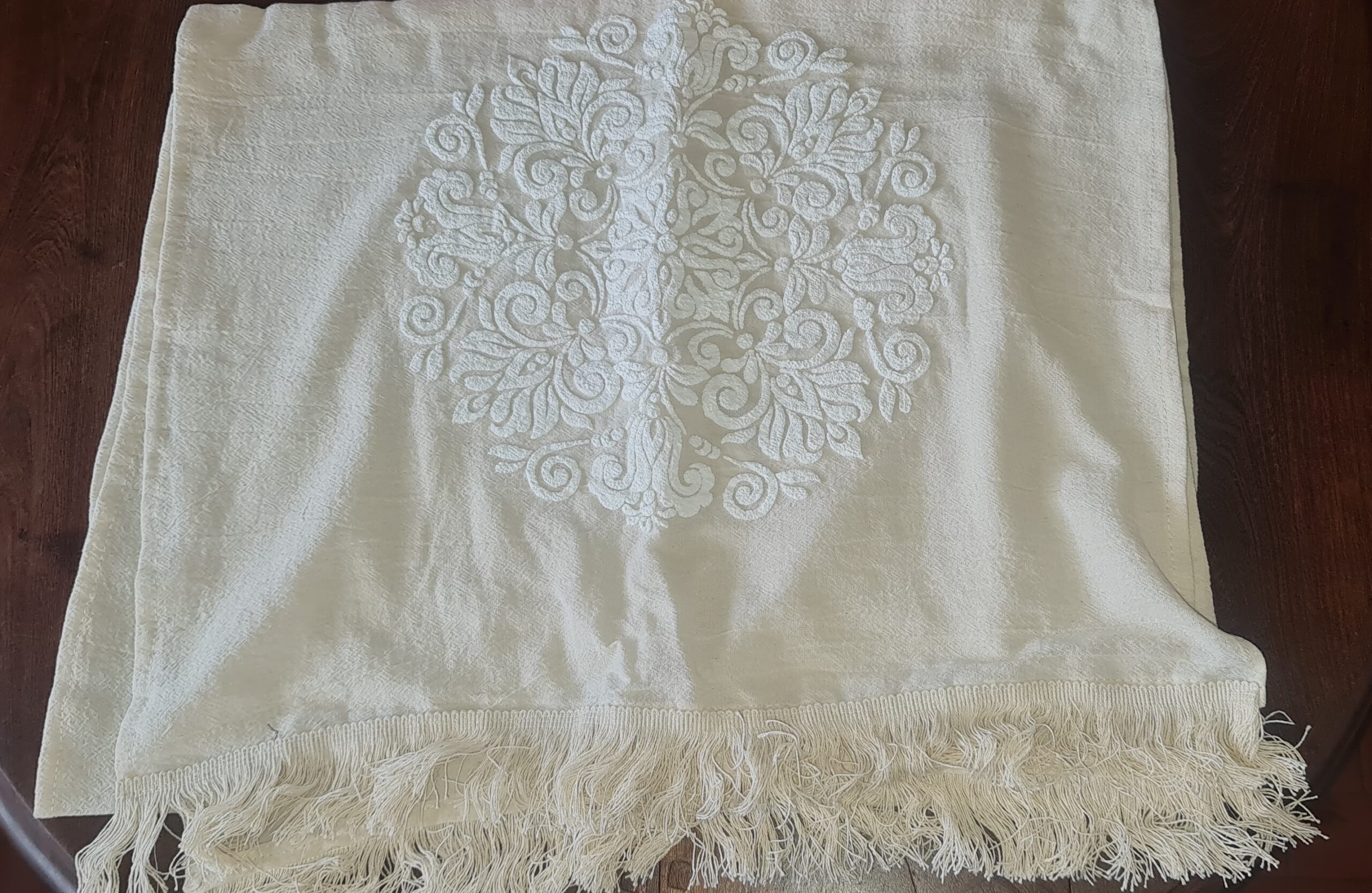 CAMINO DE MESA DE TUSOR BLANCO CON APLIQUE Y FLECOS - Image 2