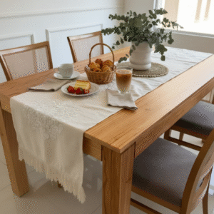 CAMINO DE MESA DE TUSOR BLANCO CON APLIQUE Y FLECOS