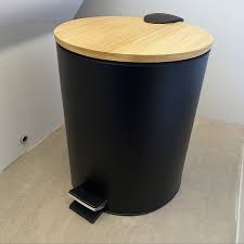 CESTO A PEDAL REDONDO NEGRO CON TAPA DE MADERA 3 LTS