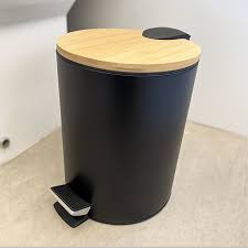CESTO A PEDAL REDONDO NEGRO CON TAPA DE MADERA 5 LTS - Image 2