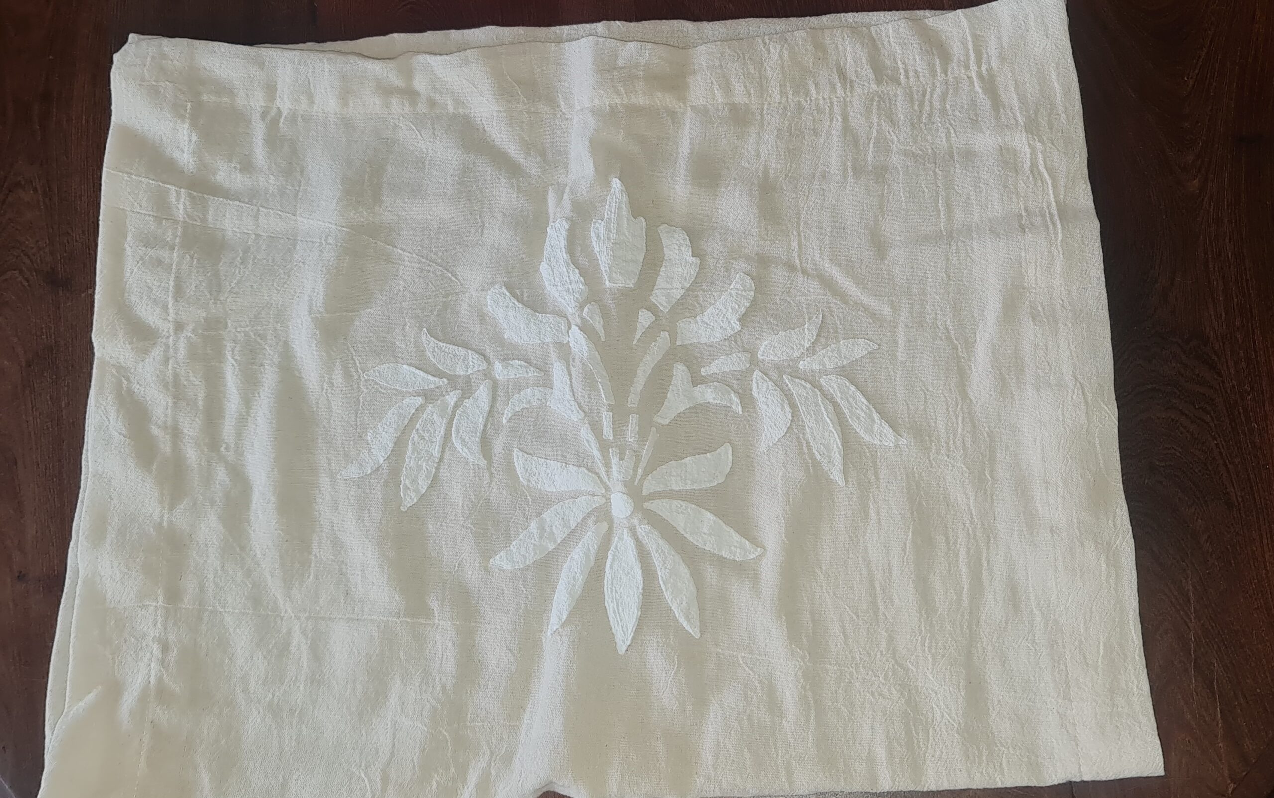 CAMINO DE MESA DE TUSOR NATURAL CON APLIQUE - Image 3